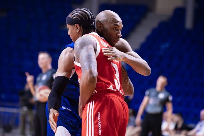 Rašid Sulejmon i Ajzea Kenan (KK Crvena zvezda - KK Budućnost)