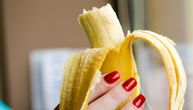 Stručnjak za bonton otkrio kako se pravilno jede banana, a mnogi su zbunjeni: "Neću da perem dodatne sudove"