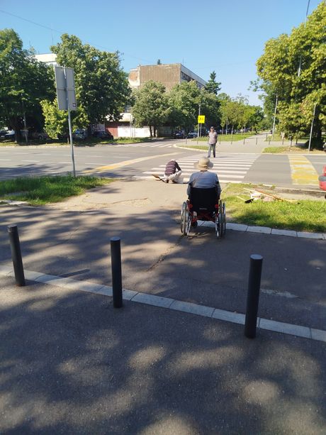 Čovek popravlja pešački prelaz Čovek popravlja pešački prelaz