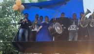 "BOŽE SAČUVAJ!": Maturantkinju do restorana PREVEZAO BAGER U KAŠICI i trubače sa njom, srušila internet