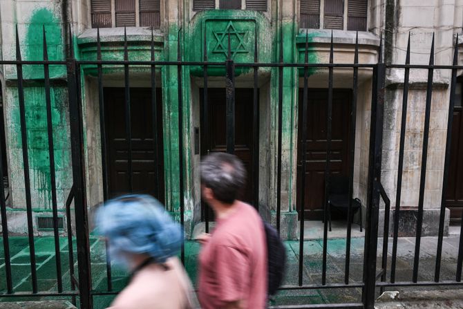 Pariz sinagoga farba boja Pariz sinagoga farba boja