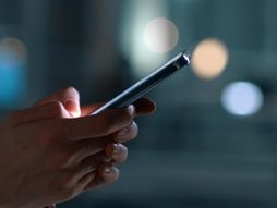 Mobilni telefon u rukama