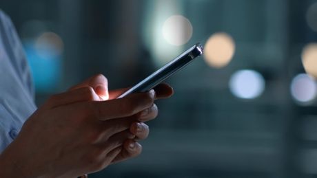 Mobilni telefon u rukama Mobilni telefon u rukama