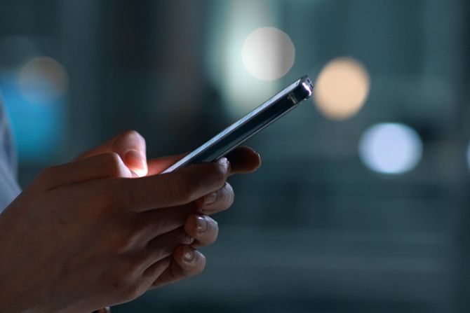 Mobilni telefon u rukama Mobilni telefon u rukama