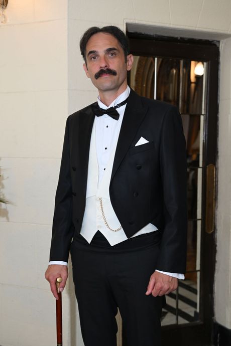 Radivoje Raša Bukvić kao Nikola Tesla u seriji Radivoje Raša Bukvić kao Nikola Tesla u seriji