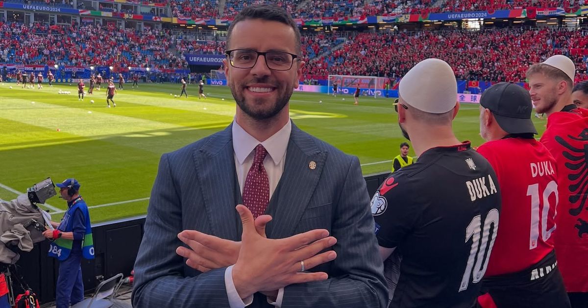 Skandal! Albanski novinar provocira Srbe! Isteran sa Eura, a sad vitla zastavom Velike Albanije i veliča UČK