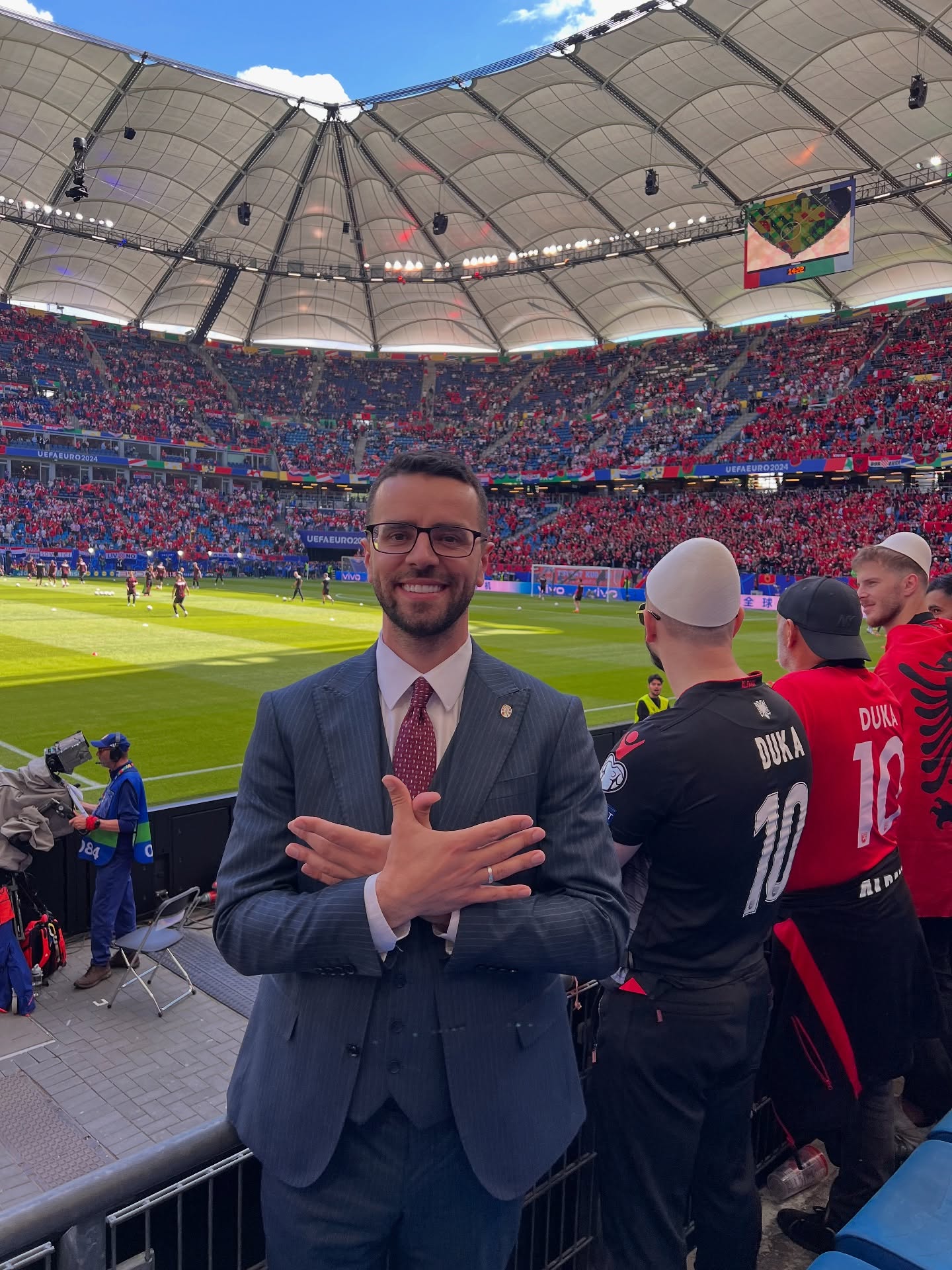 Skandal! Albanski novinar provocira Srbe! Isteran sa Eura, a sad vitla zastavom Velike Albanije i veliča UČK