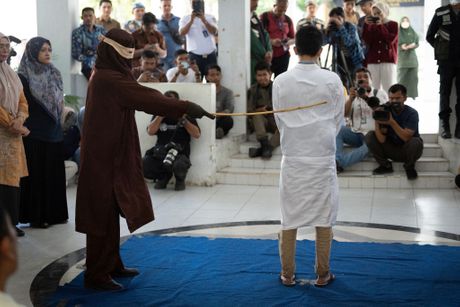 Indonezija Aceh Šerijat par kazna šibanje Indonezija Aceh Šerijat par kazna šibanje