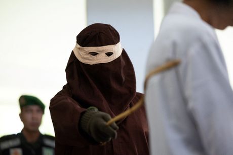 Indonezija Aceh Šerijat par kazna šibanje Indonezija Aceh Šerijat par kazna šibanje