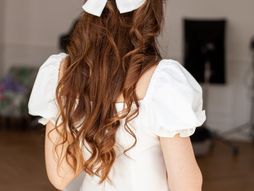 maturska frizura, frizura, kosa, mašna, mašna u kosi