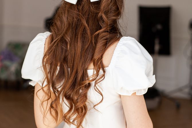 maturska frizura, frizura, kosa, mašna, mašna u kosi