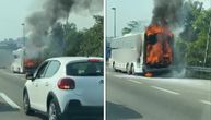 Plamen guta autobus nasred auto-puta kod Bubanj potoka