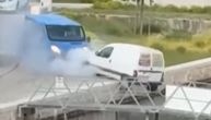 "Dva ovna na brvnu": Škripale su kočnice, zadimilo se i kombi umalo da završi na dnu mora