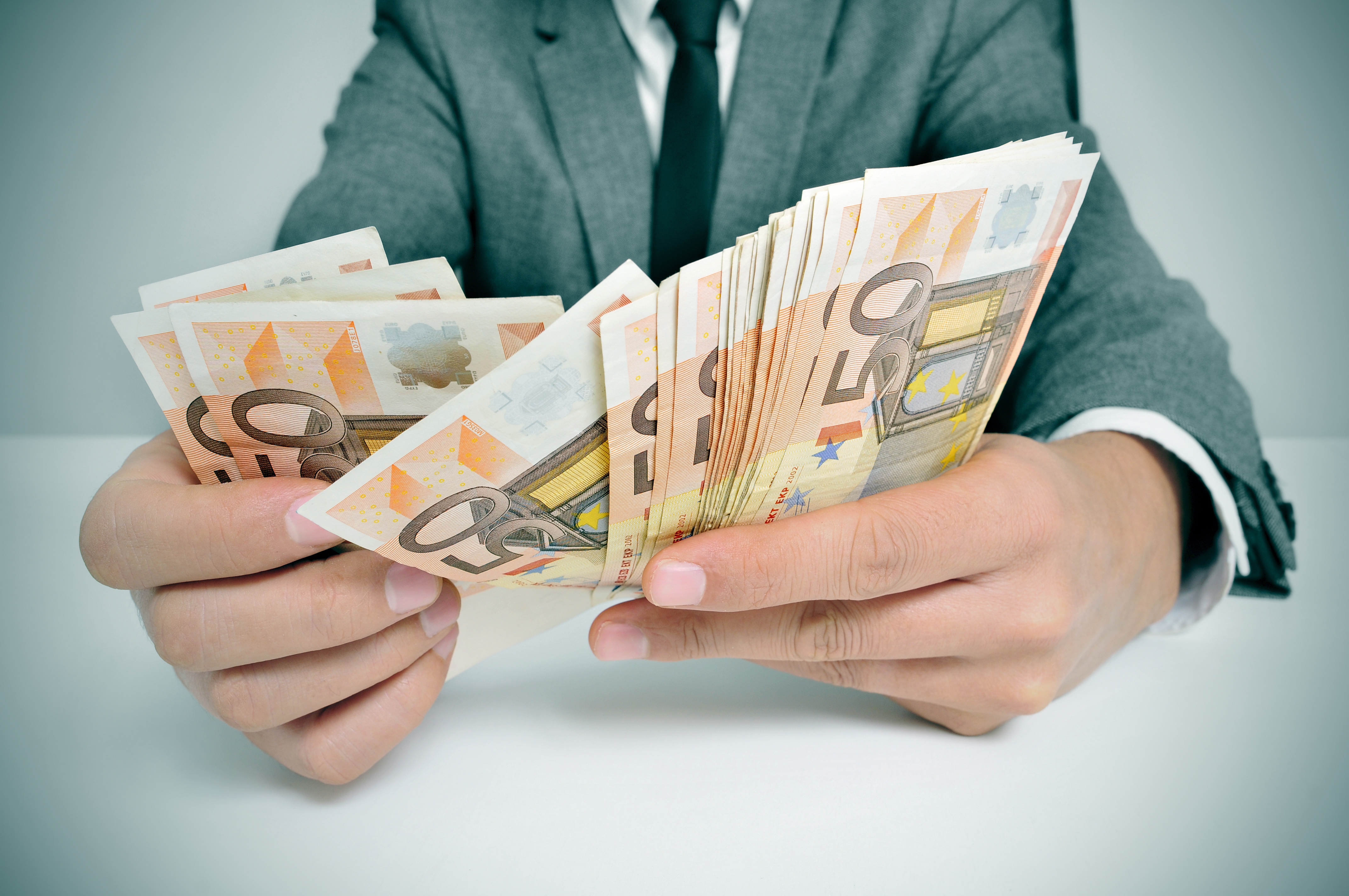 Ko najviše zarađuje u Srbiji? Menadžeri i direktori vode listu, 83 odsto su muškarci