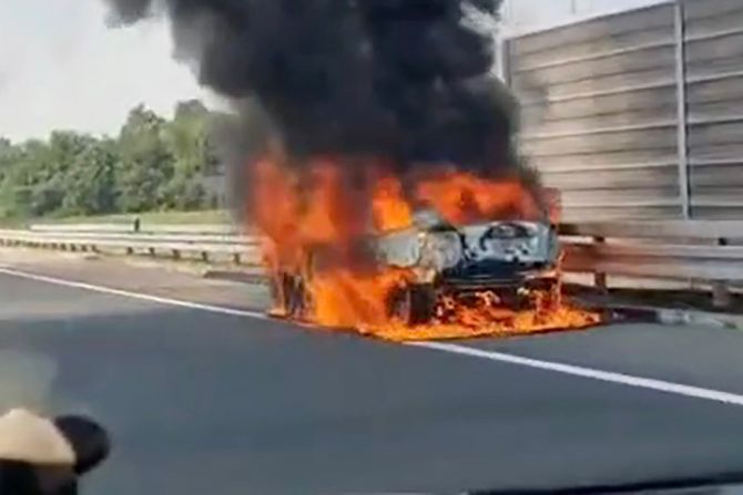 Zapaljen automobil, Ub Zapaljen automobil, Ub
