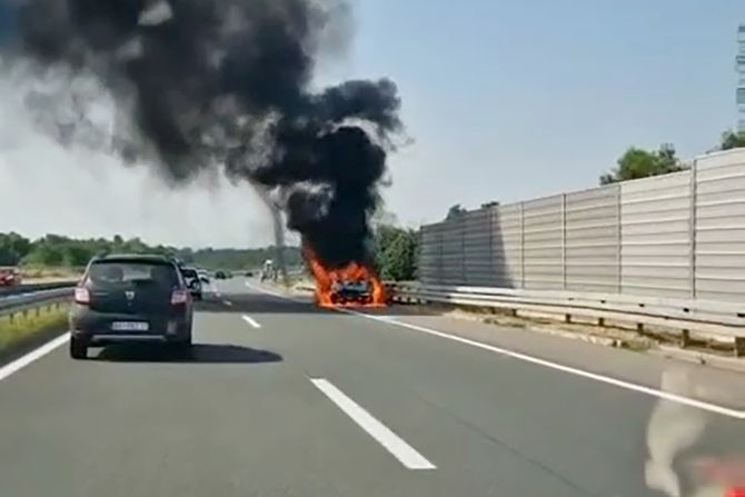 Zapaljen automobil, Ub