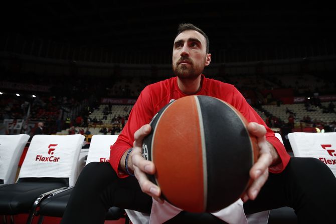 Nikola Milutinov - KK Olimpijakos Nikola Milutinov - KK Olimpijakos