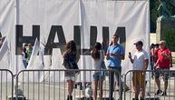Poslanica NPS nožem htela da ukloni transparent ispred Skupštine