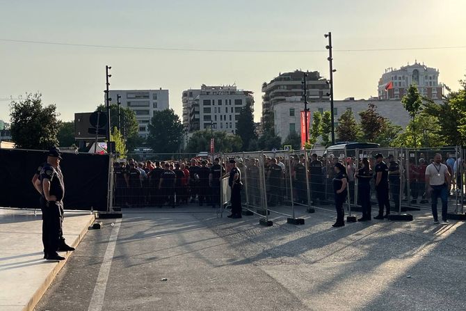 Fudbalska reprezentacija Albanije, Srbije