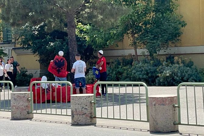 Zastave UČK-a i Velike Albanije na ulicama Tirane