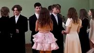 Devojka došla u ovoj haljini na maturu, kad se okrenula, svi su se šokirali zbog dekoltea: Direktor opomenuo!