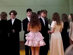 maturantkinja haljina dekolte