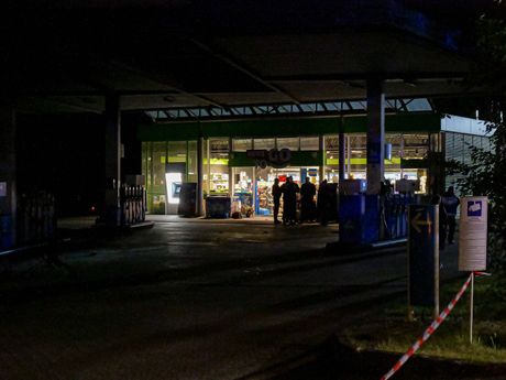 čovek sa sekirom, benziska pumpa, nemačka čovek sa sekirom, benziska pumpa, nemačka