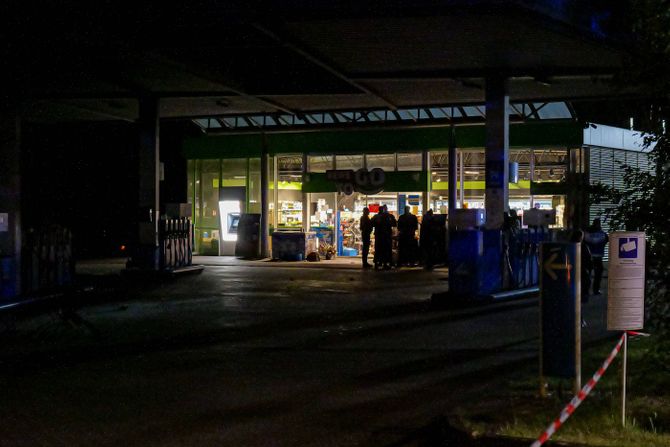 čovek sa sekirom, benziska pumpa, nemačka čovek sa sekirom, benziska pumpa, nemačka