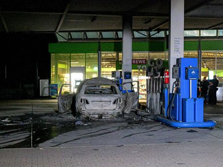 čovek sa sekirom, benziska pumpa, nemačka čovek sa sekirom, benziska pumpa, nemačka