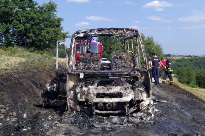 Zapalio se minibus pun putnika kod Užica Zapalio se minibus pun putnika kod Užica