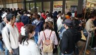 Glad se širi svetom: Ljudi satima čekaju u redu, a odlaze praznih ruku, vlada traži način da ih umiri