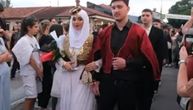 "BLAGO VAŠIM RODITELJIMA": Maturanti iz Novog Pazara obukli narodnu nošnju, ODUŠEVILI REGION