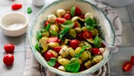 Salata sa njokama koja obara sa nogu: Sprema se brzo i letnji je favorit svih ljubitelja salata