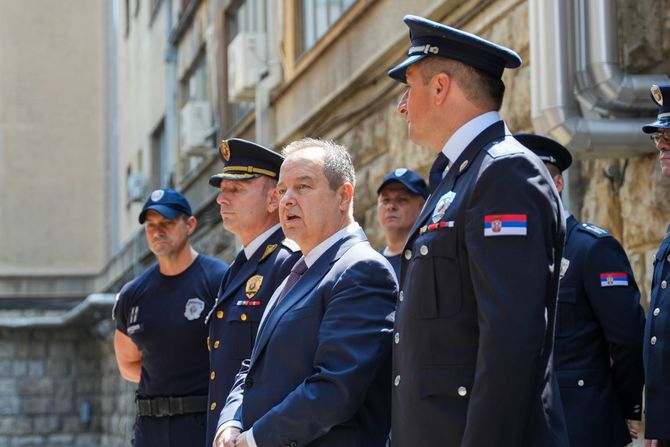 Ivica Dačić; policija; interventna jedinica Ivica Dačić; policija; interventna jedinica