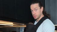 NEMANJA, BRAVO! Ovaj tata pazi bebu i sprema ručak, dok je žena na bazenu: U komentarima muškarci "ratuju"