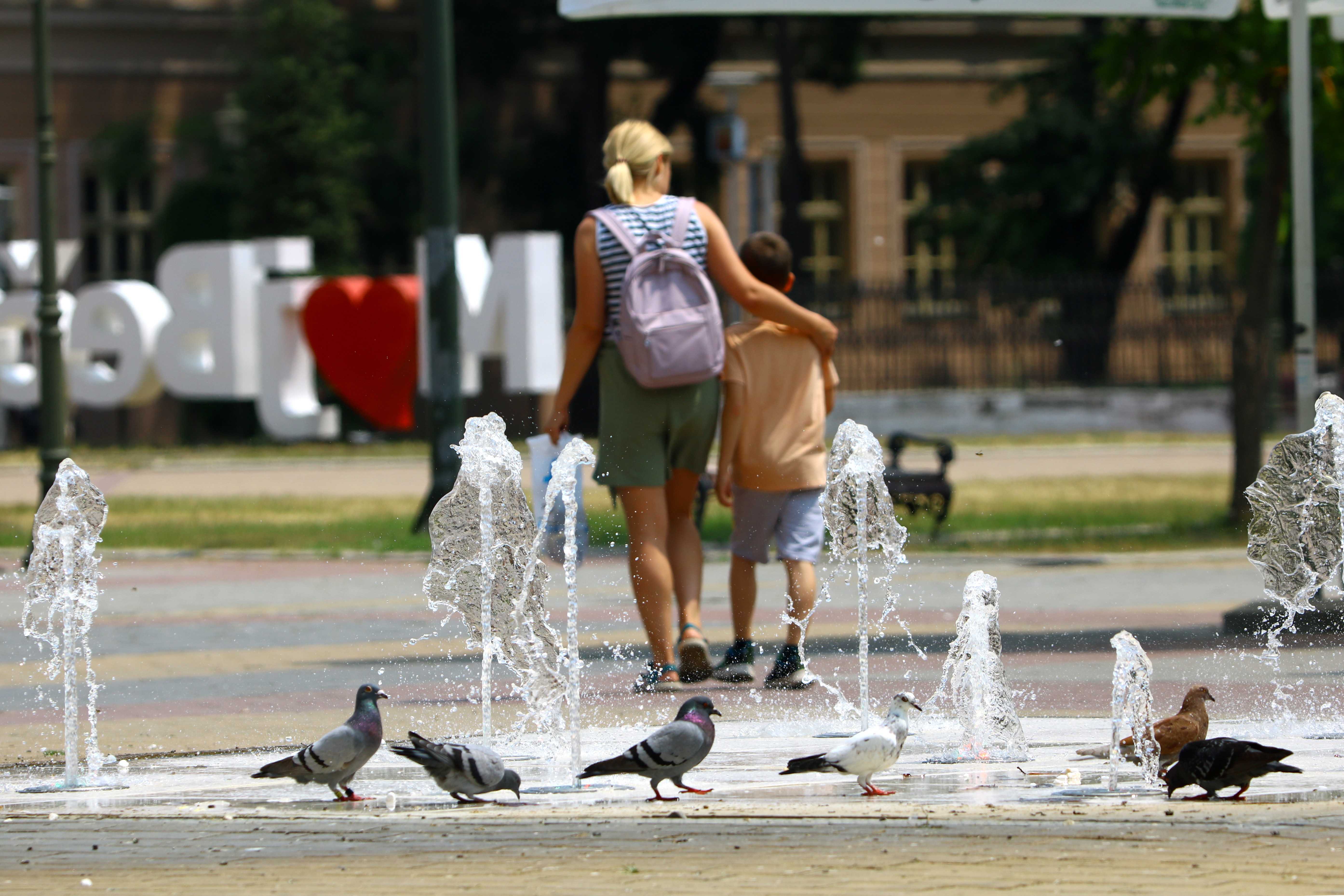 Ovaj grad u Srbiji GORI! Već u 9 ujutri izmereno preko 30 stepeni: Crveni meteo-alarm upaljen na severu zemlje