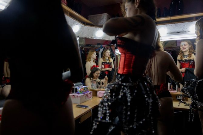 Igračice, striptiz klub, Fleš denseri, Harkov, 15. maja 2025. godine, usred ruske invazije na Ukrajinu