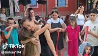 Suze teku zbog snimka iz Prokuplja! Deca plaču držeći niti koje učiteljica seče, iza svega se krije OVO