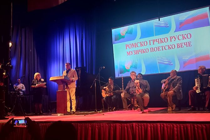 Veče poezije i muzike spojilo romsku, grčku i rusku kulturu u Kruševcu Veče poezije i muzike spojilo romsku, grčku i rusku kulturu u Kruševcu