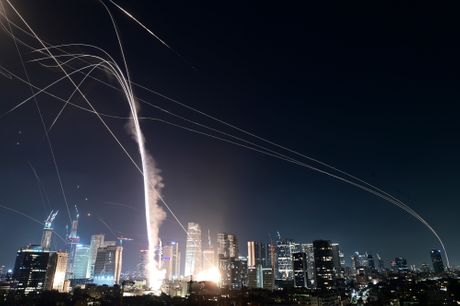 Iranski napad na Izrael Iranski napad na Izrael