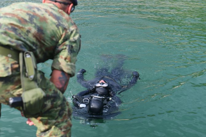 Obuka ronilaca Rečne flotile na Zavojskom jezeru Obuka ronilaca Rečne flotile na Zavojskom jezeru