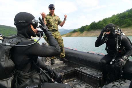 Obuka ronilaca Rečne flotile na Zavojskom jezeru Obuka ronilaca Rečne flotile na Zavojskom jezeru