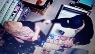 Pogledajte snimak drske pljačke na Južnom bulevaru: Razbojnik nišani ženu, otima sav novac iz kase, pa beži