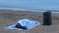 Muškarac prekriven čaršavom na plaži u Rafailovićima: "Hotel sa 5 zvezdica, pod otvorenim nebom"