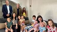 Milenkovići iz Crne Trave imaju devetoro dece: Ministarka obišla porodicu i uručila poklone za mališane