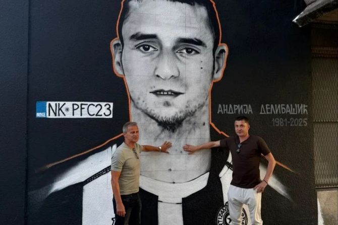 Saša Ilić i Ljubiša Ranković ispred murala Andriji Delibašiću Saša Ilić i Ljubiša Ranković ispred murala Andriji Delibašiću