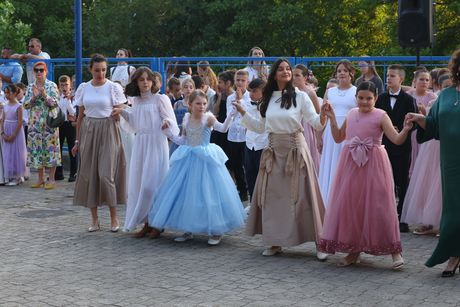 svečani bal OŠ Miloš Crnjanski svečani bal OŠ Miloš Crnjanski