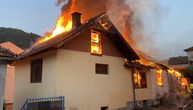 Trčala po naselju i budila ljude: Komšinica heroina prva uočila požar u Priboju, tragedija izbegnuta za dlaku