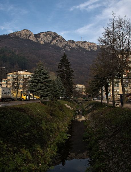 Reka Mali Pek i planina Starica Reka Mali Pek i planina Starica