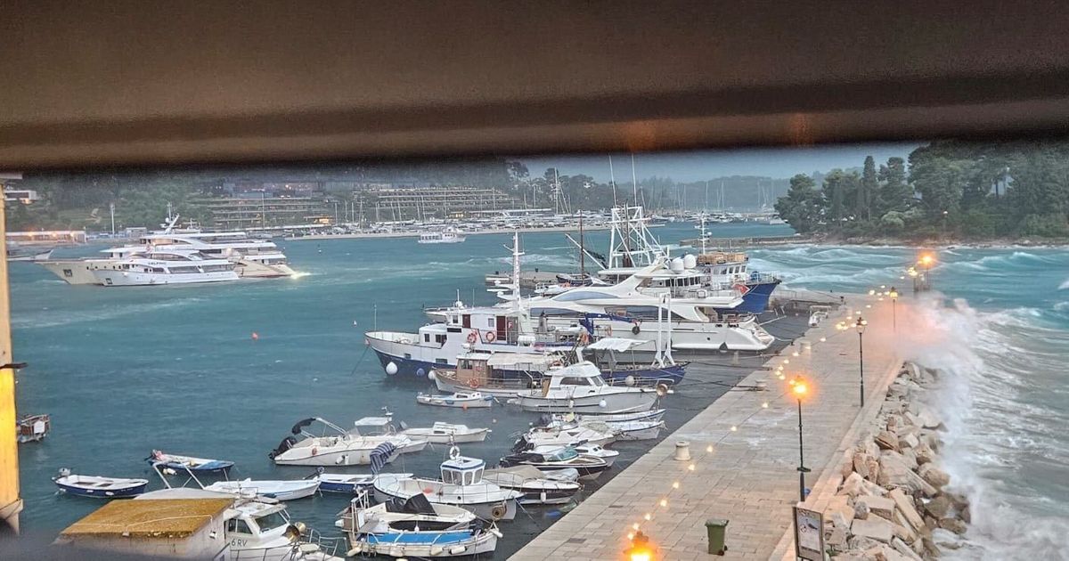 Opasno vreme u Hrvatskoj: Orkanska bura zatvorila puteve, ne idu trajekti, HAK pomenuo i Srbiju